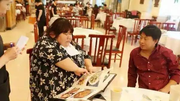 “校花”陈皖枝：高155米重300多斤，睡塌2支床，夫妻现过得如何