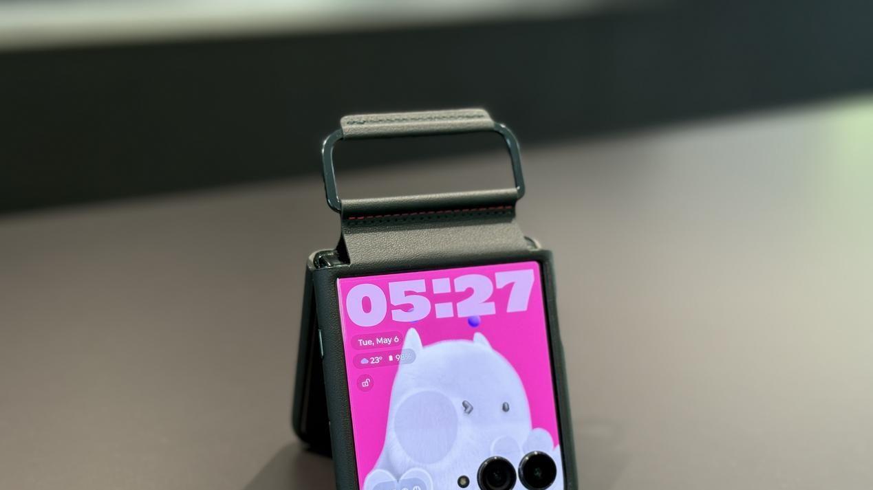 联想moto razr 60 Ultra AI元启：年轻人的第一台全能小折叠