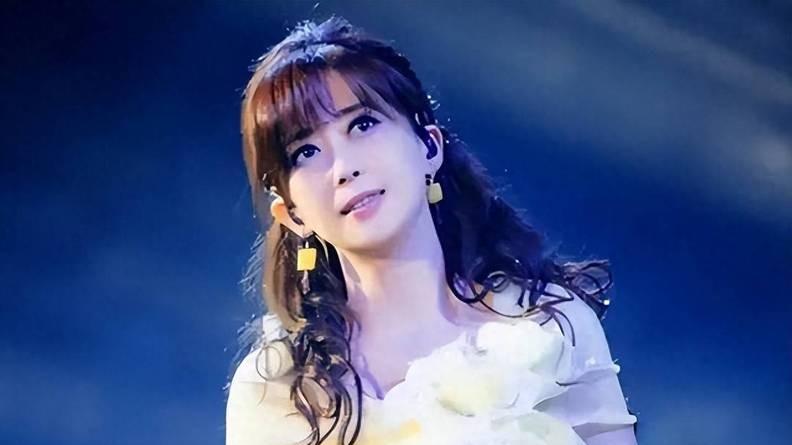 孟庭苇现状：56岁单身风韵犹存，18岁儿子帅气逼人