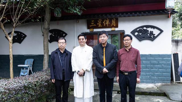 三星堆迎来特殊文化考察团：古文字姓氏书法展公益行与青年学子相遇，生动实践文化传承