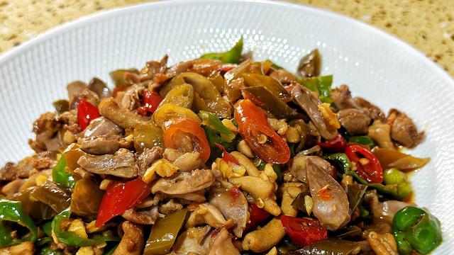 杂鸡烩：一口“咕嘟咕嘟”的江湖，把鸡圈大佬和路边小弟全请进同一口锅