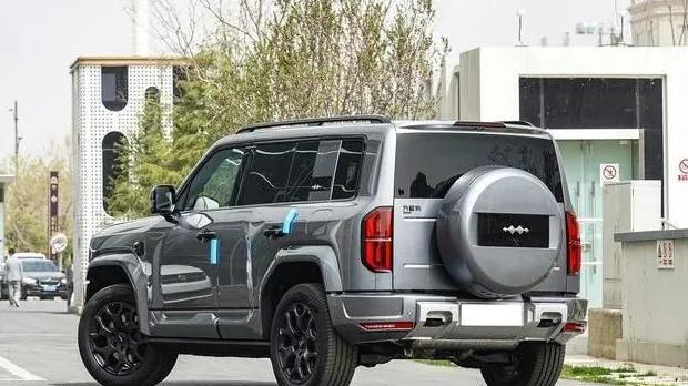 比亚迪"放大招"！豹5长续航版降至26.98万，210km纯电续航+660马力，性价比超越坦克300