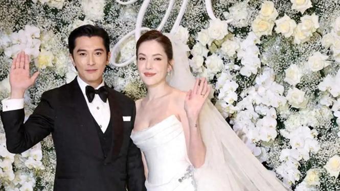 李靓蕾婚礼亮相引热议，粉裙浓妆大嘴笑，是庆祝新生还是用力过猛？