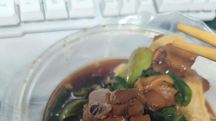 黄焖鸡后厨现老鼠啃食？打工人：这届外卖还能吃吗！
