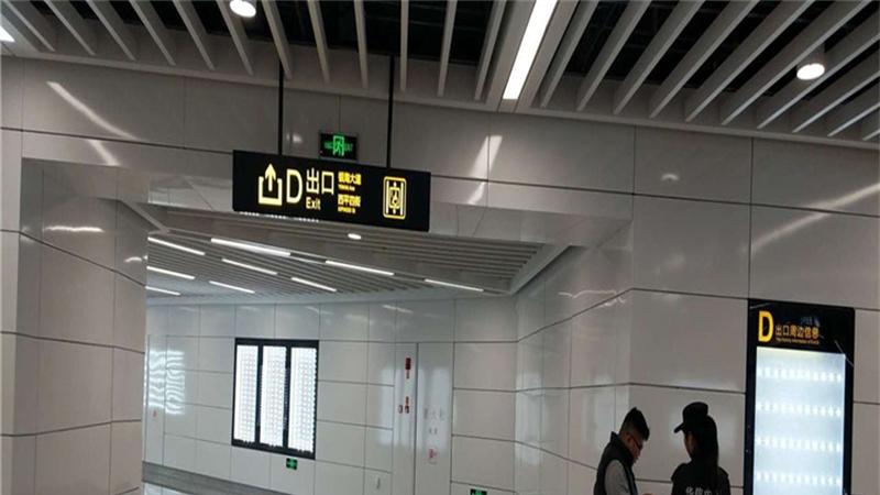 搪瓷钢板是否适用于轨道交通的高人流区域？