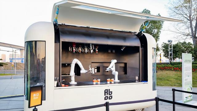 线下观赛有专属痛车接送？还有奶茶赠饮？坦克世界也太周到了