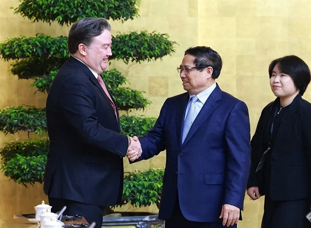 越南决定不抵抗，特朗普还没开“第一枪”，邻国先给美国交了底