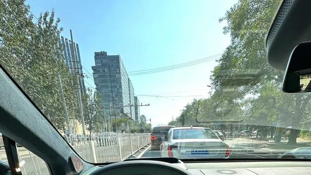 Model Y车主集体破防！极氪X杀疯了：15万魔毯底盘