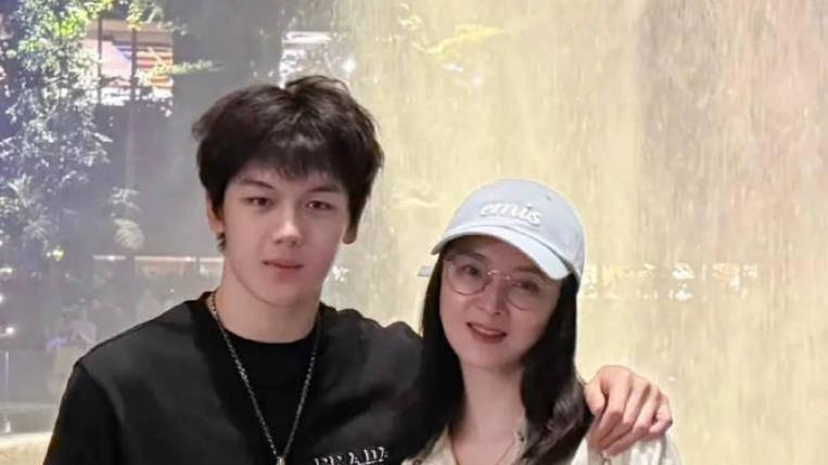 51岁王艳素颜状态绝了！陪19岁儿子出镜，母子同框像姐弟！