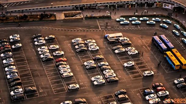 2025年车市突然变了，以前加价都买不到的豪车现在降价还卖不动