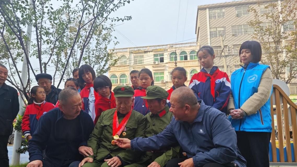 阜南县鹿城镇红旗社区开展抗美援朝精神永传承红色教育活动
