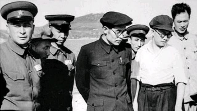 高岗和少奇同志符合元帅标准，为何均未评帅？