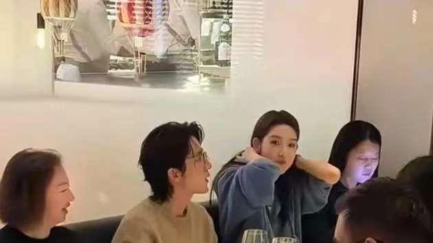 张新成带父母在米兰与王玉雯聚餐，全程热聊毫不忌讳，两人是好哥们