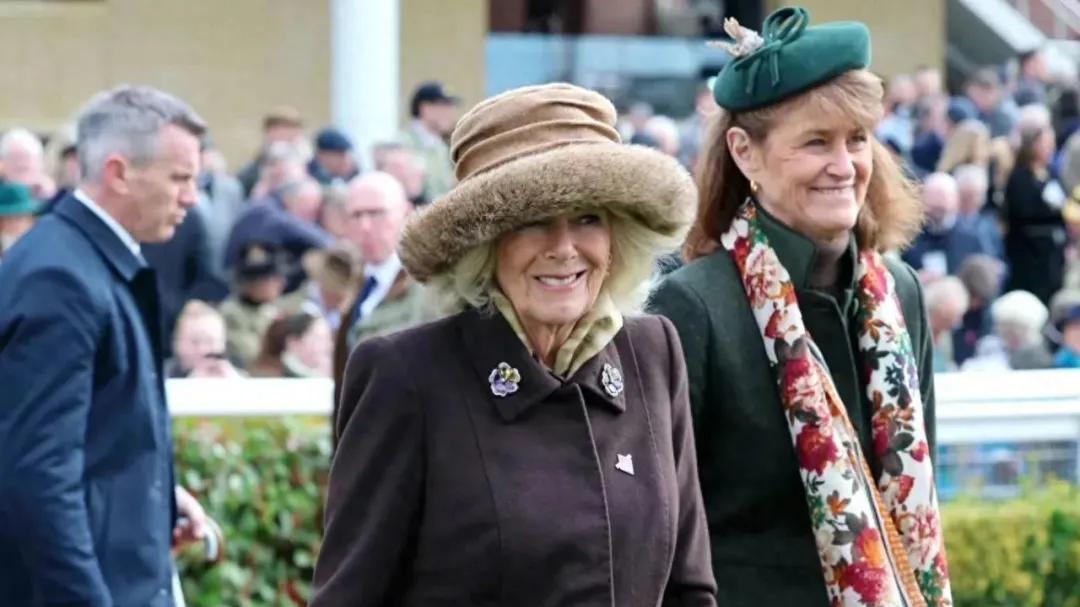 卡米拉和儿子女儿以及前夫最近又同框啦，给人的感觉查尔斯是外人