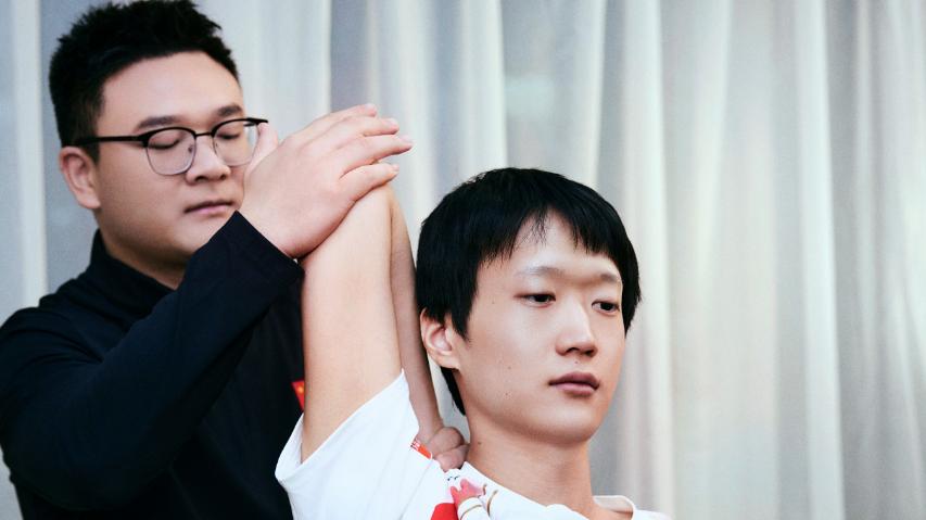 休赛期也闲不住，AL中单香克斯去干搬运工，粉丝担心砸到手