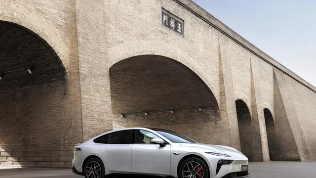 2025款东风奕派eπ007震撼登场！四大维度升级，重新定义潮流座驾