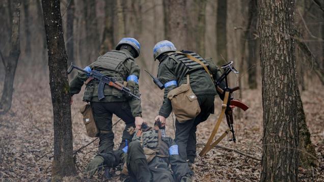 掉进火力陷阱？大量朝鲜特种兵倒下，一夜之间树林里到处都是尸体