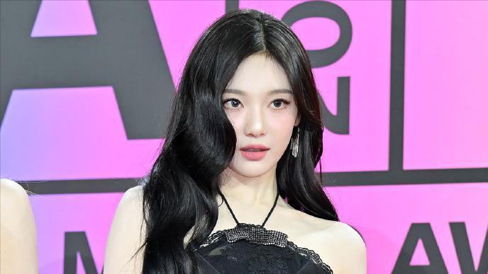 ​北京MMA红毯，韩流明星个个浓妆艳抹，短裤配皮鞋，造型一言难尽