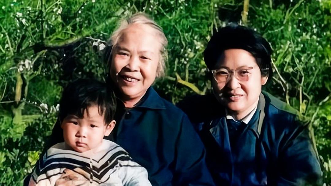 她是毛主席的大女儿，嫁给开国中将孔从洲之子，为何坚持把儿子送到贺子珍身边抚养？