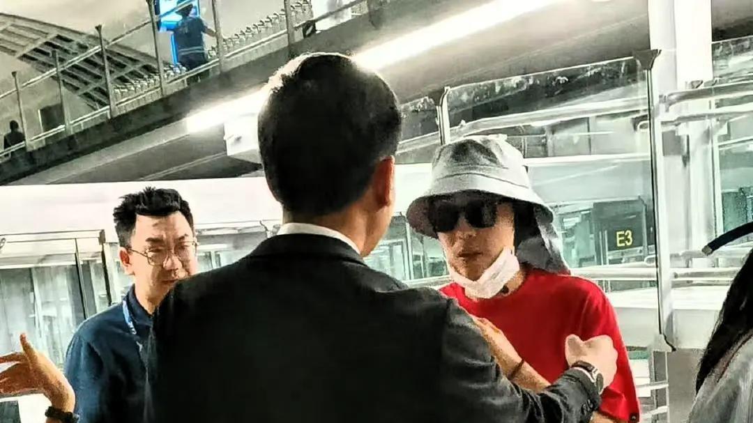 惊魂归来！王星回国，网络炸锅！