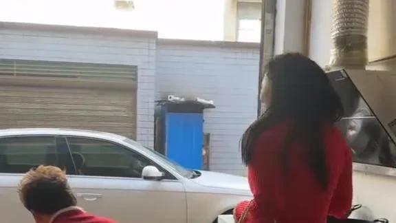 女子去打麻将，丈夫在包内翻出小气球，女子解释：我是为了多赢钱