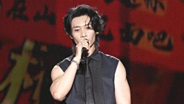 魏晨自曝成潍坊女婿，十年宠妻如初，从校服到婚纱羡煞众人