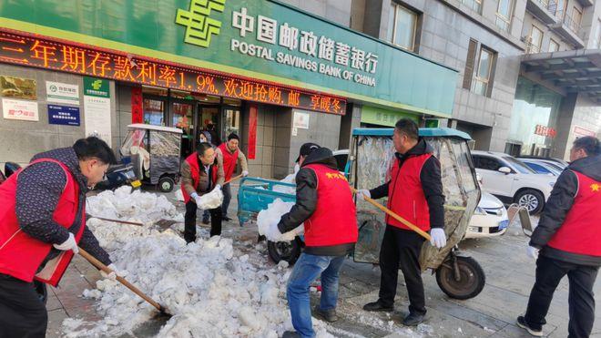 积雪成堆，黄河物业冒着寒风来清理