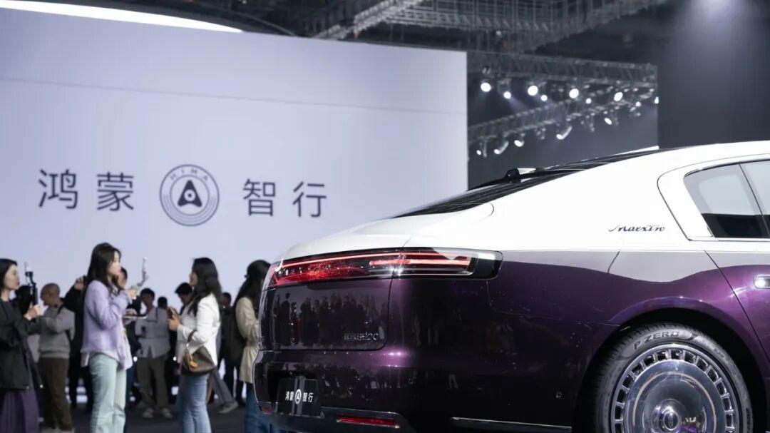 华为创造新的神话，鸿蒙智行首闯前八