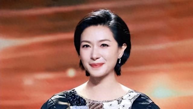 几年前参加完爆火的综艺《浪姐》，万茜收获了无数粉丝，而如今43岁的万茜，终于向所有人拿出了圆满的答卷