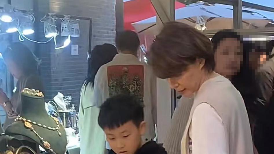 董卿发布与刘谦最新合影，留言“好久不见”，10岁儿子高调出镜