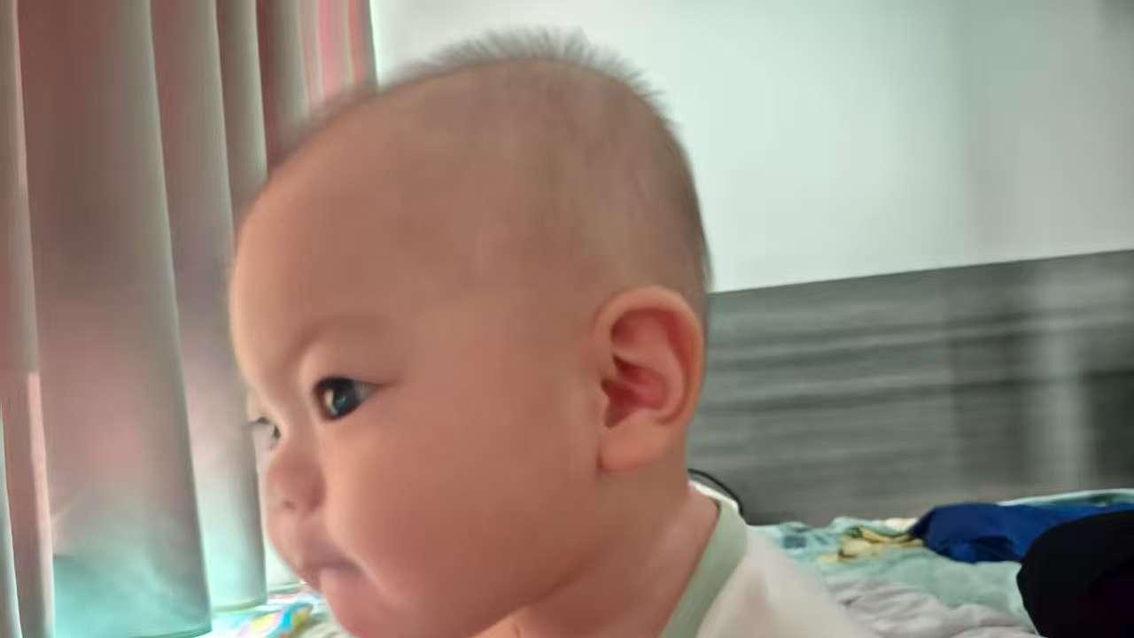 3 个月宝宝一喂奶就吐、吃几口就哭？别瞎喊 “厌奶” 了！我用 3 招让娃乖乖吃！