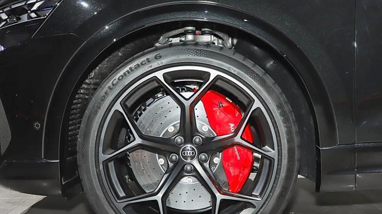 新款奥迪RS Q8 45周年纪念版，售172.48万，配备碳陶刹车