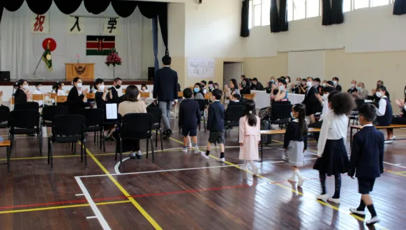 日本能在中国建这么多学校，还不允许中国人进？是谁给他们的权利？答案来了