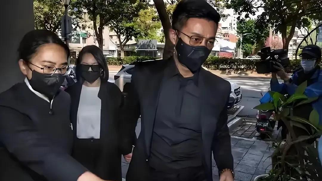 丧事喜办，大S家邀亲友开Party ，买了蛋糕和香槟，粉丝们也来了