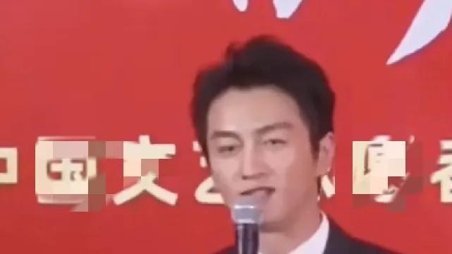 陈晓近况曝光状态良好



消失这么久，陈晓终于出现了！离婚后的他一直很低调，大