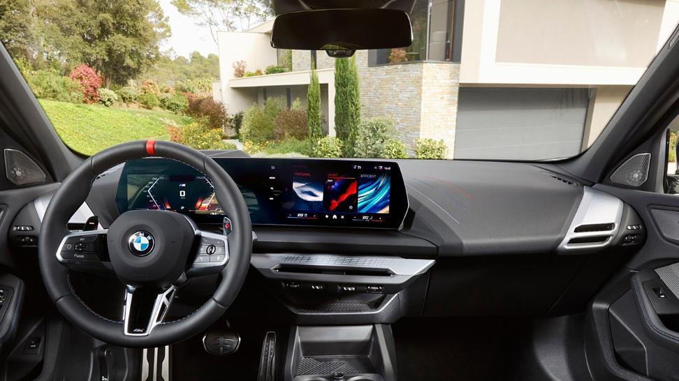 全新宝马1系，造型更加精致，提供1.5T和2.0T，还有两厢版