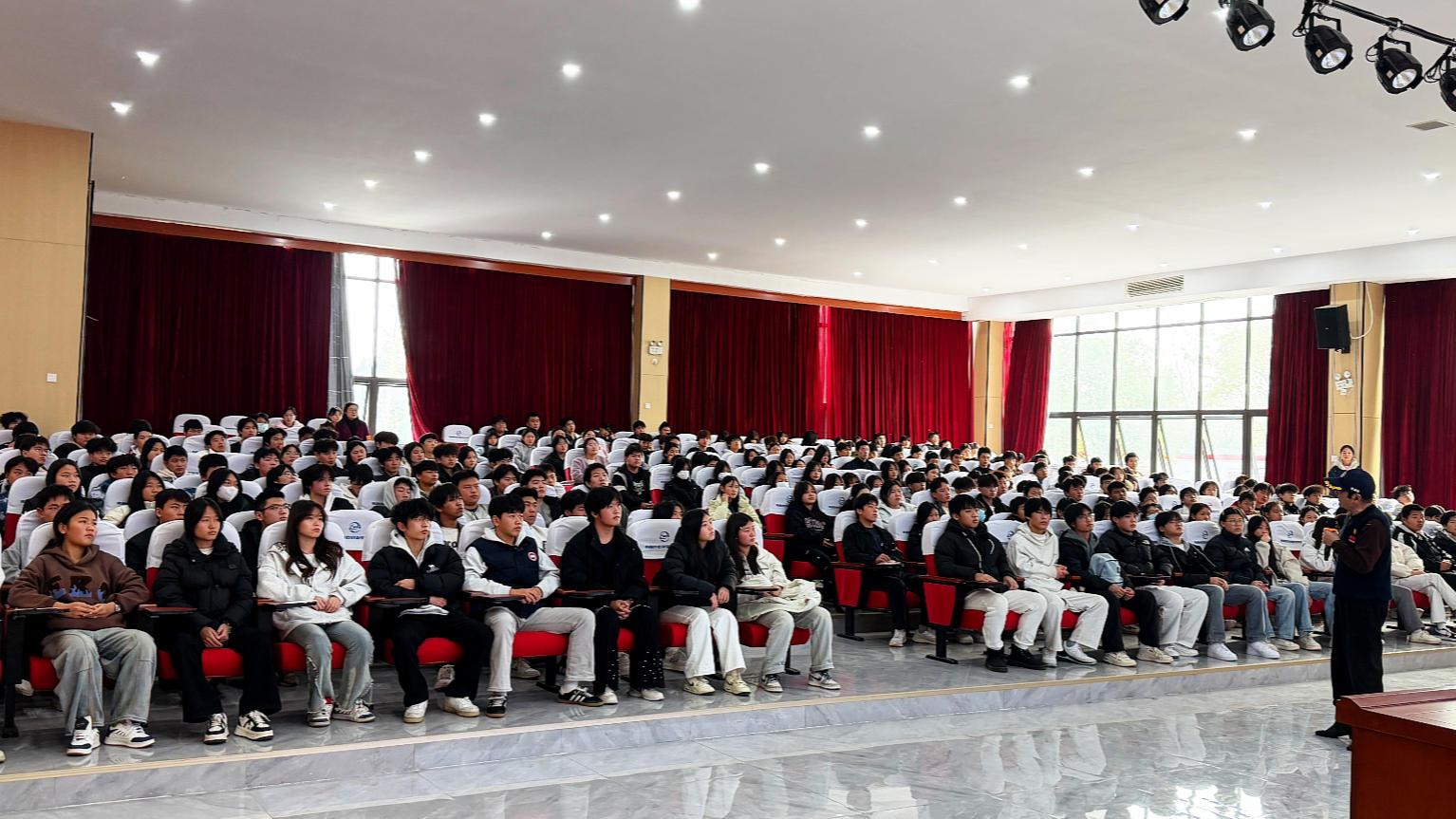 南昌市“五老”进校园(南昌向远轨道技术学校）播撒红军精神火种