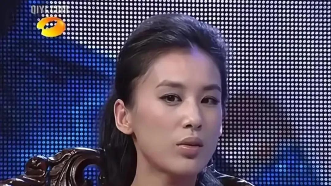 买钻戒求复合，一场直播涨粉 10 万，黄圣依“甩”不掉杨子