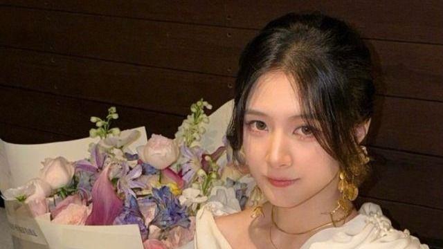 郑钧晒照为女儿庆生，直言女儿性格像他，26岁郑楚怡颜值超高