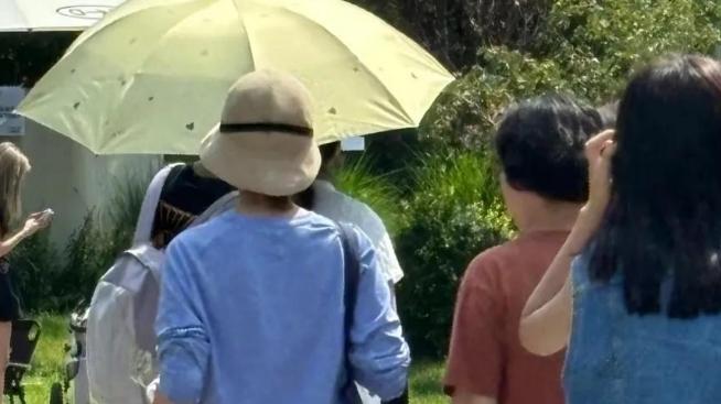 袁泉一家外出度假，15岁女儿身高170，母女同框似姐妹，低调又养眼