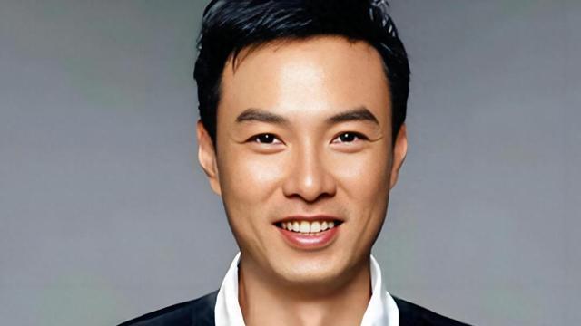 他戏红人不红，曾因穷被女友嫌弃，如今娶了美术老师