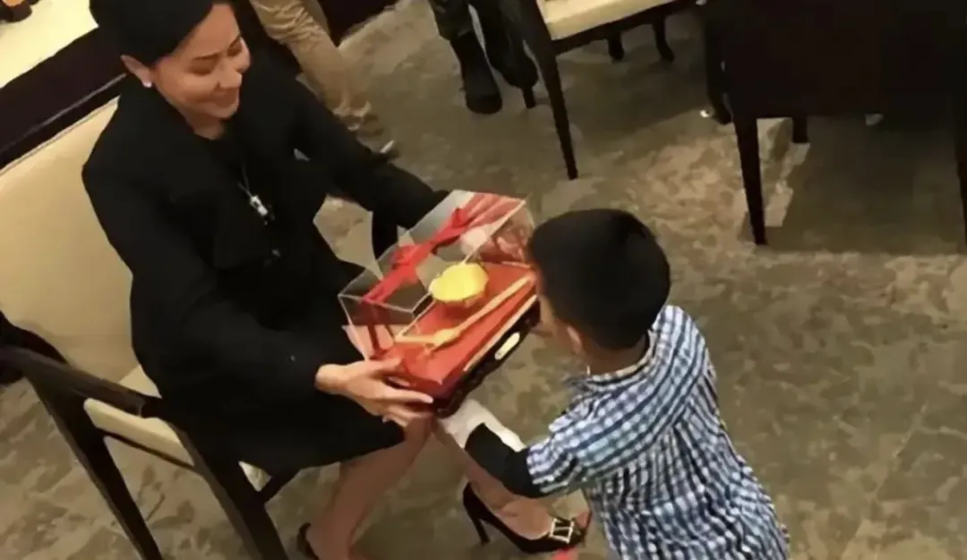 刘嘉玲没想到，胡军辛苦养大的17岁儿子，如今开始给她争光了