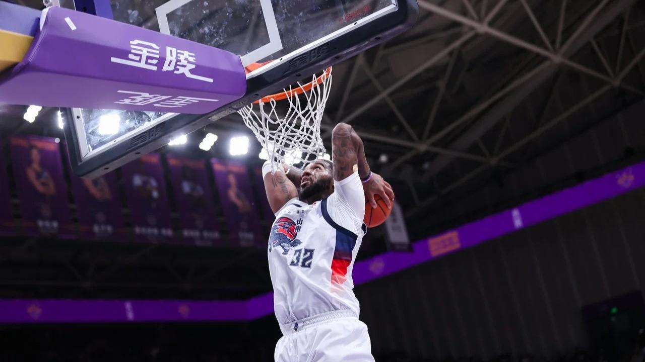 山东男篮最新消息，全员抵达临沂，对阵山西三平台直播邱彪全力以赴