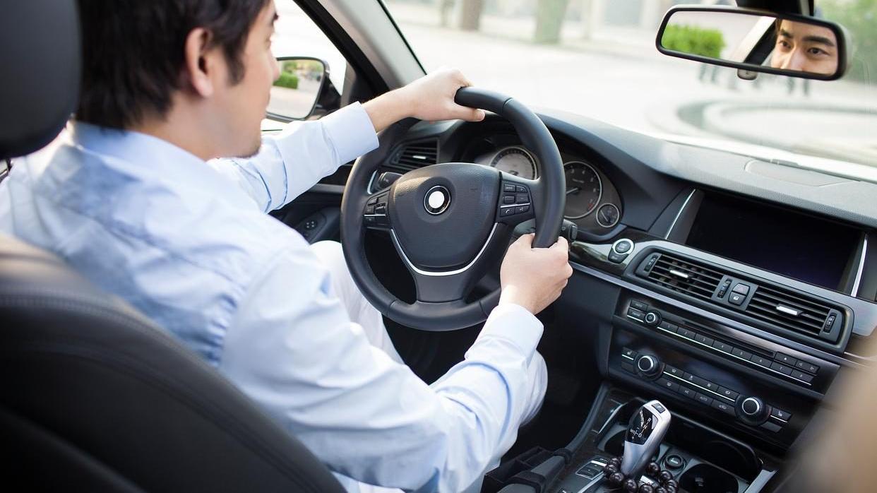 我妈让我拿50万给弟弟结婚，我直接甩给弟弟800万，弟弟吓得惊慌失措，连忙道歉