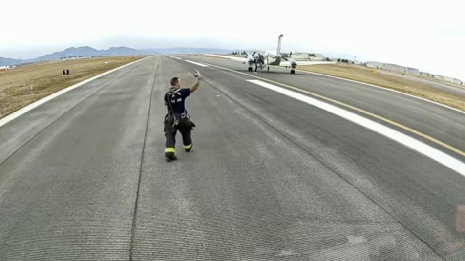 航空史首次！客机突发失压事故，自动驾驶系统成功自主着陆