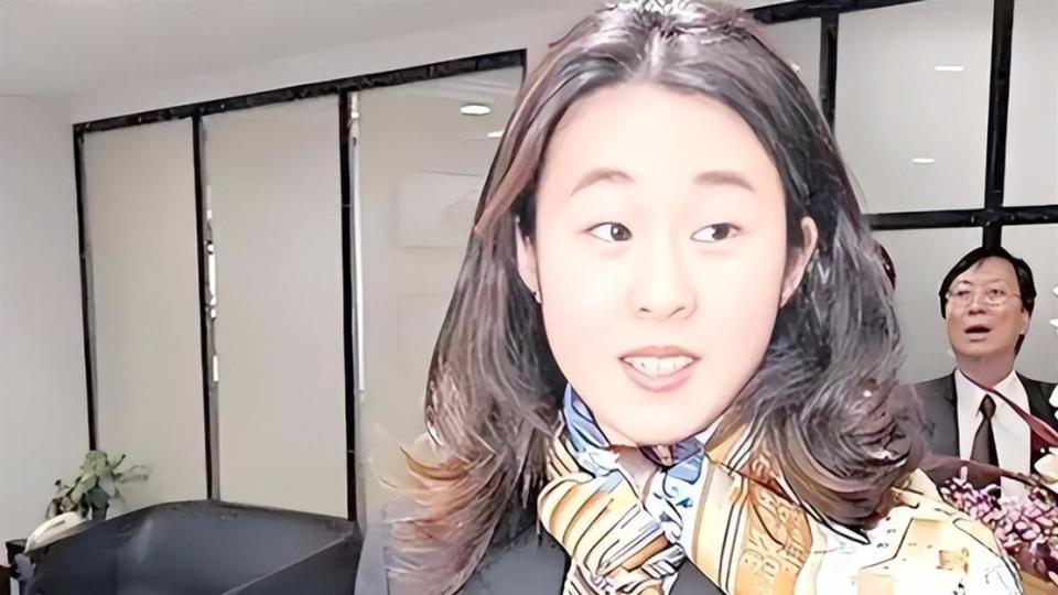 她相貌平平却拿捏两位千亿富豪，为老头连生两子，如今是豪门董事