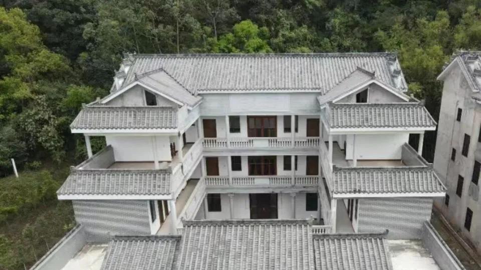 两幢违建“豪宅”被拆除！官方曾贴告示寻主人，但无人认领！