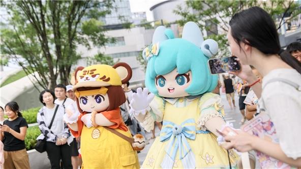 王者荣耀十周年之际，成都玩家收获了一“盒”特殊的礼物！