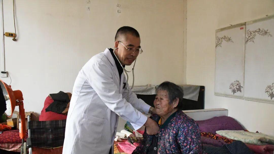 芮城县人民医院赴南磑新村开展“浓情重阳 健康护航”义诊活动
