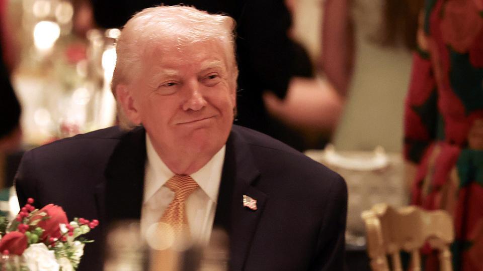 爱泼斯坦案余波下铁粉突然倒戈，特朗普这个圣诞节过得不平静